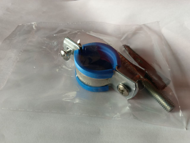 Хомут металл d1/2" синий (20-25мм) с гайкой М8, шурупом, дюбелем